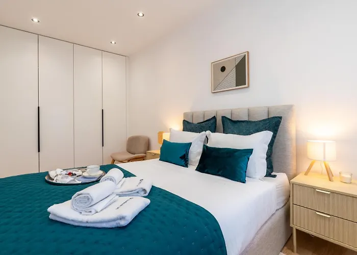 Urban Terrace & Stylish Living Spaces By Hostwise *