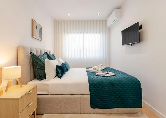 Urban Terrace & Stylish Living Spaces By Hostwise Apartamento