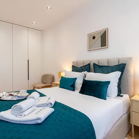 Urban Terrace & Stylish Living Spaces By Hostwise *