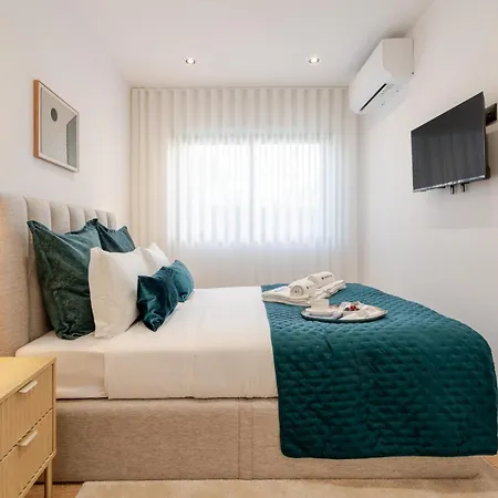 Urban Terrace & Stylish Living Spaces By Hostwise Apartament