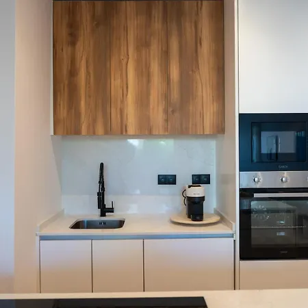 Urban Terrace & Stylish Living Spaces By Hostwise *