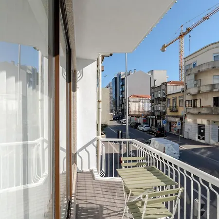 Urban Terrace & Stylish Living Spaces By Hostwise * Porto