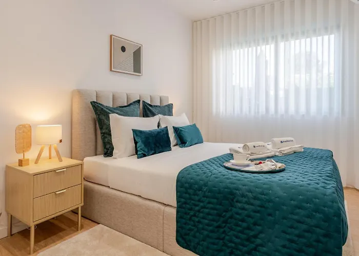 Urban Terrace & Stylish Living Spaces By Hostwise פורטו