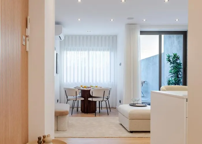 Urban Terrace & Stylish Living Spaces By Hostwise פורטו