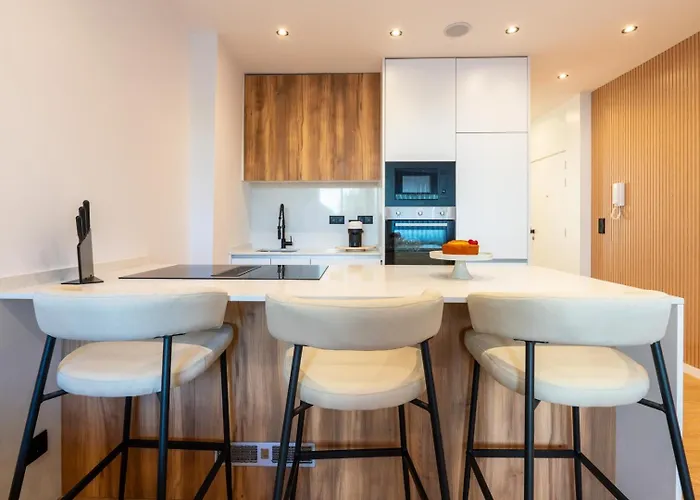 Urban Terrace & Stylish Living Spaces By Hostwise פורטו