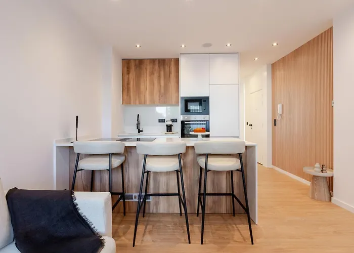 Urban Terrace & Stylish Living Spaces By Hostwise דירה פורטו