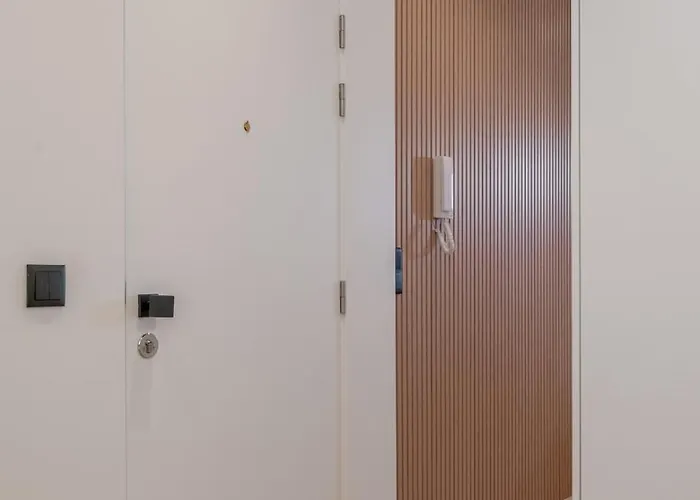 Urban Terrace & Stylish Living Spaces By Hostwise פורטו