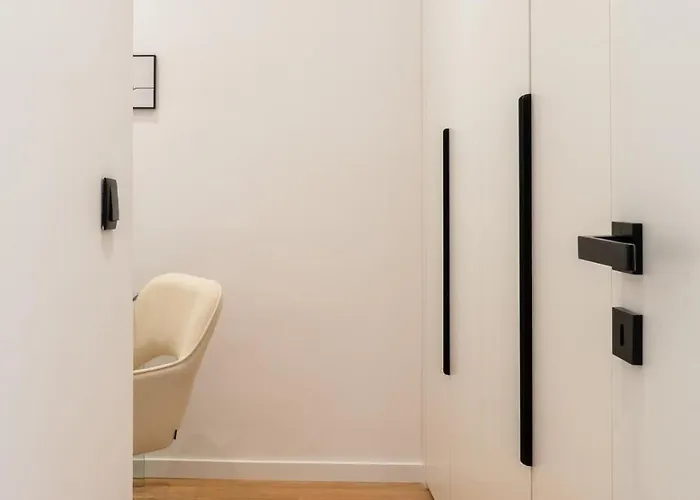 Urban Terrace & Stylish Living Spaces By Hostwise דירה