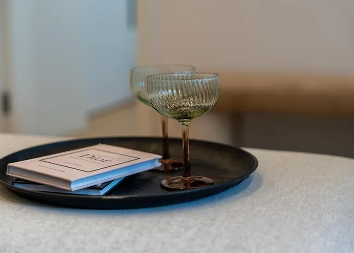 Urban Terrace & Stylish Living Spaces By Hostwise פורטו