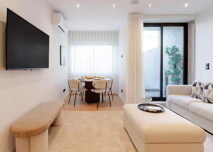 Urban Terrace & Stylish Living Spaces By Hostwise ポルト