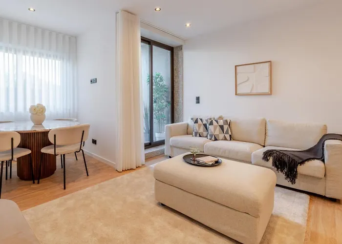 Urban Terrace & Stylish Living Spaces By Hostwise * ポルト