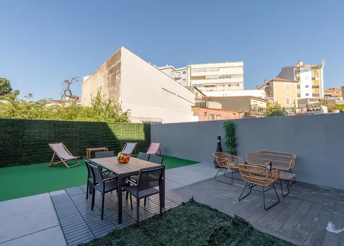 Urban Terrace & Stylish Living Spaces By Hostwise ポルト