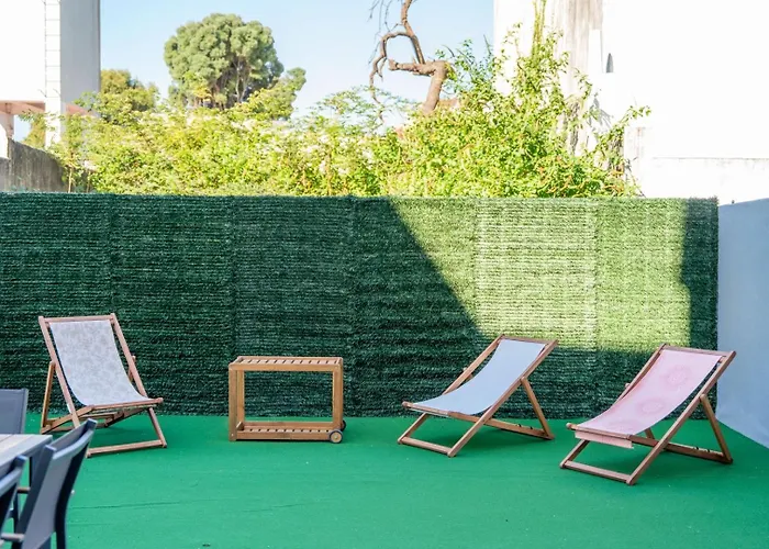 Urban Terrace & Stylish Living Spaces By Hostwise ポルト