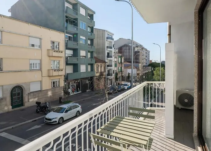 Urban Terrace & Stylish Living Spaces By Hostwise アパート ポルト