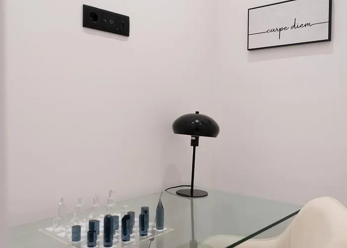 Urban Terrace & Stylish Living Spaces By Hostwise ポルト