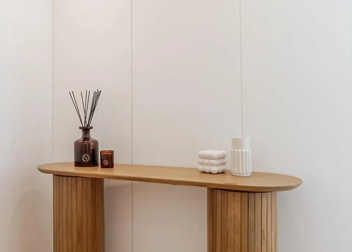 Urban Terrace & Stylish Living Spaces By Hostwise * ポルト