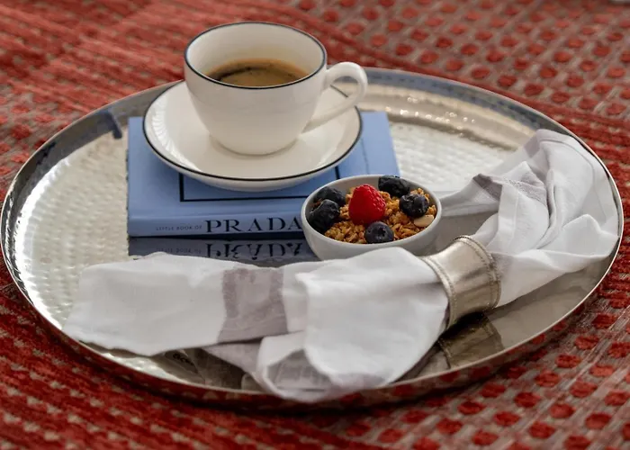 Urban Terrace & Stylish Living Spaces By Hostwise * ポルト